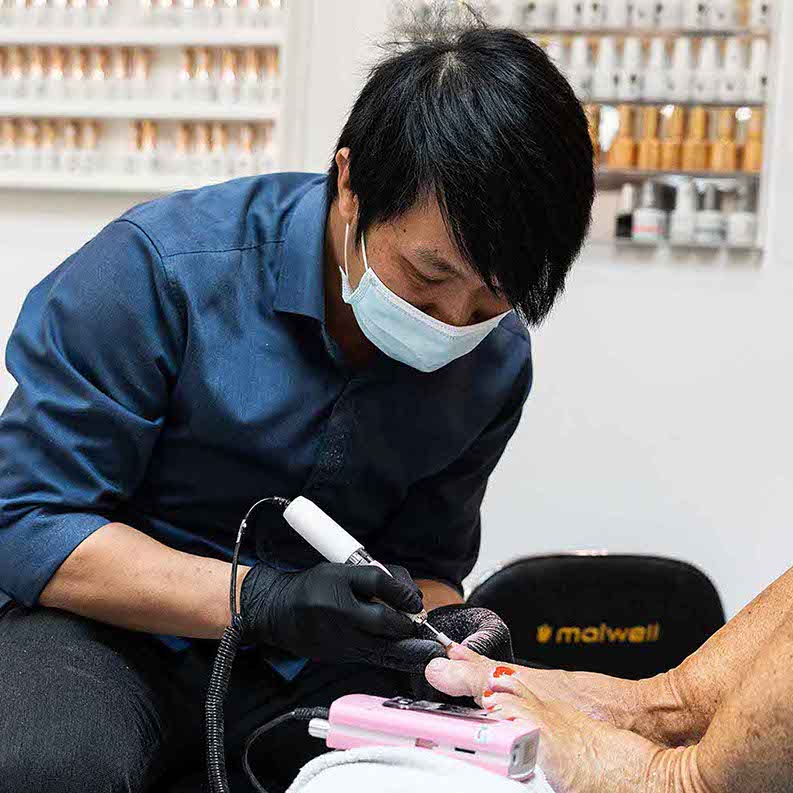 I Beauty Care i Hvidovre, er kunde er i gang med, at få lavet pedicure.